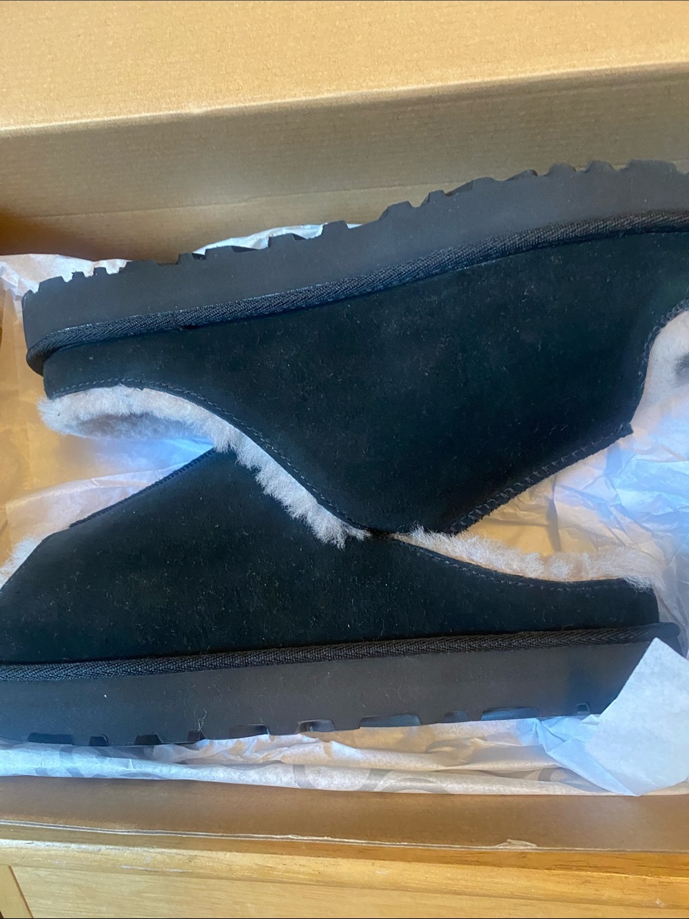 UGG  Women’s  Greenport  Slide. Slippers.  SIZE  9.  New in box.  89.99